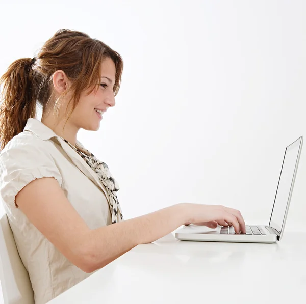 Vrouw met laptop — Stockfoto