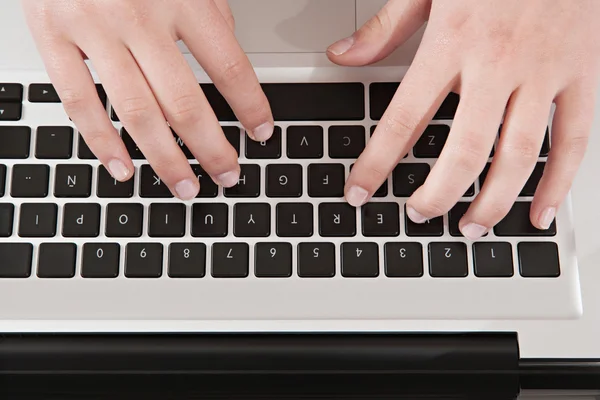 Donna digitando sul computer portatile — Foto Stock