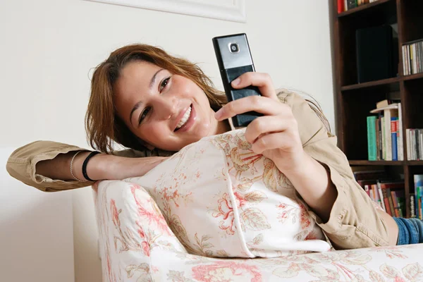 Flicka som använder en smartphone — Stockfoto