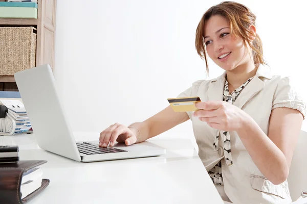 Mulher usando laptop — Fotografia de Stock