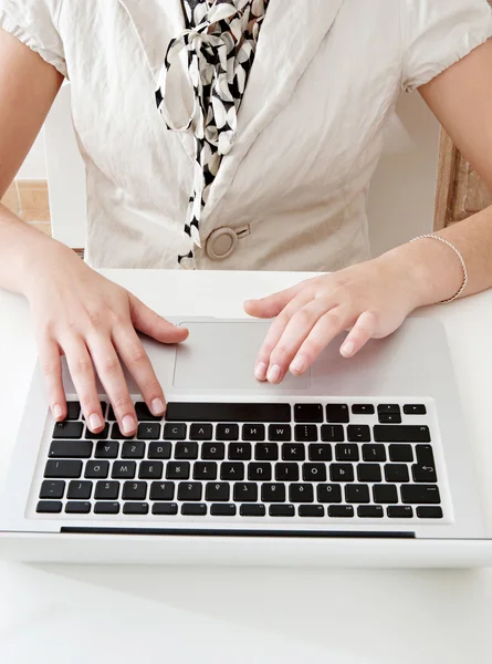 Mujer manos escribiendo en el ordenador portátil — Foto de Stock