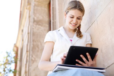 kız dijital panelini kullanma