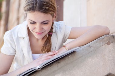 Kız onun defter okuma