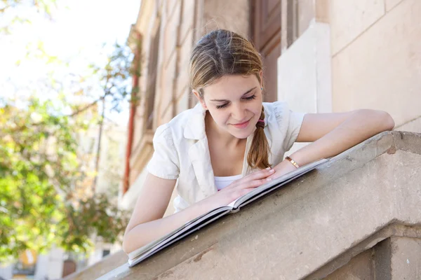 Mädchen liest ihr Notizbuch — Stockfoto