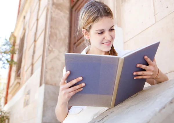 Menina lendo seu caderno — Fotografia de Stock
