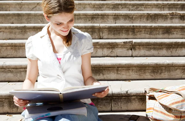 Girl reading from  notebook — Stock Photo, Image