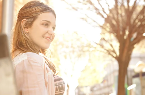 Ragazza seduta sulla panchina — Foto Stock