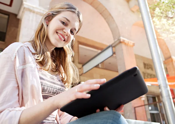 Frau benutzt Tablet — Stockfoto