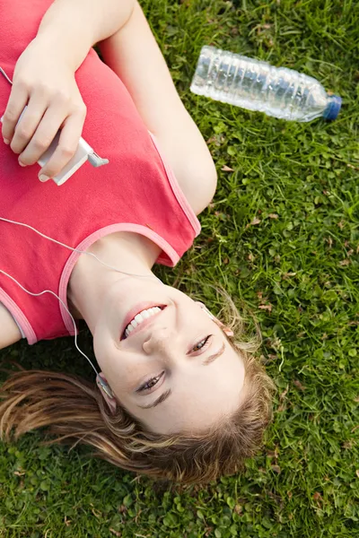Young woman laying down — Stock Photo, Image