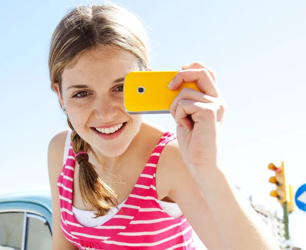 Meisje met haar smartphone — Stockfoto