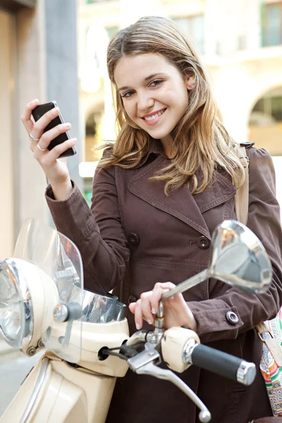 Frau nutzt Smartphone — Stockfoto