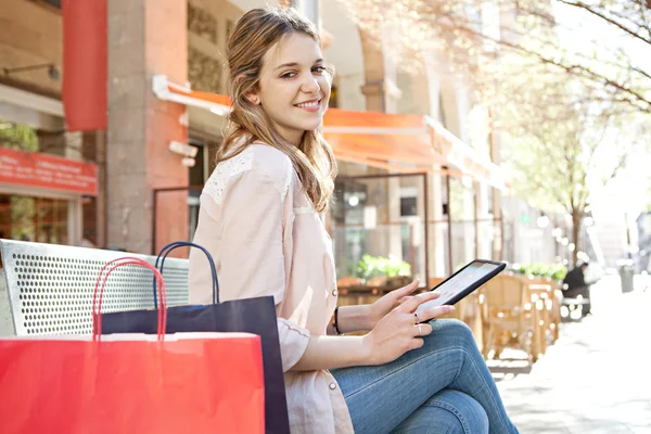 Mujer usando tableta — Foto de Stock