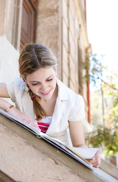 Mädchen liest ihr Notizbuch — Stockfoto