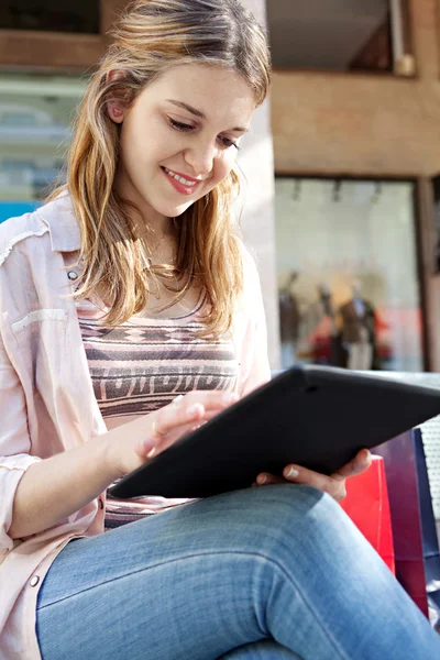 Woman   using  tablet — Stock Photo, Image
