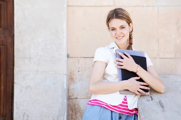 Flicka håller hennes bärbara datorer — Stockfoto