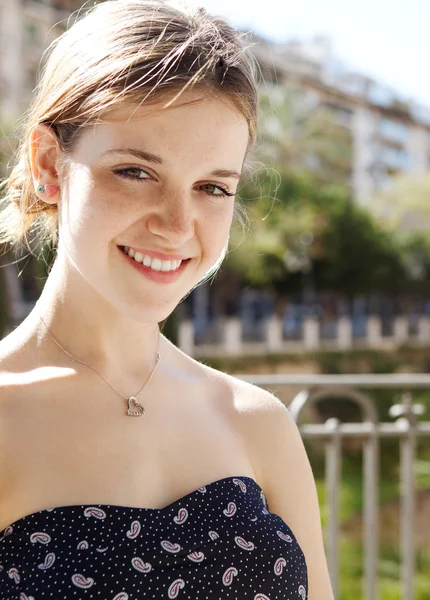 Mujer joven visitando ciudad —  Fotos de Stock