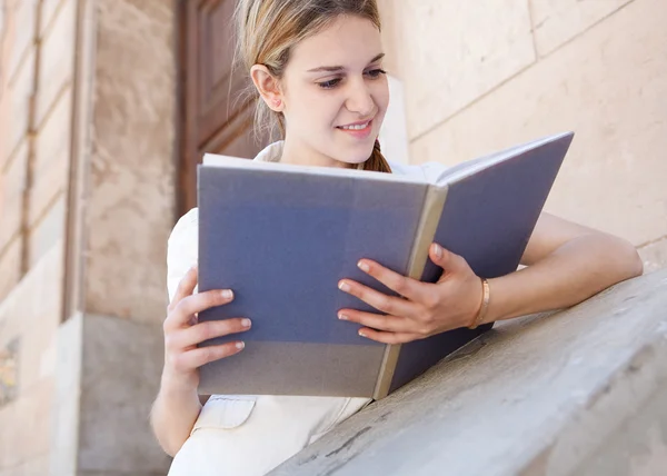 Flickan läsa sin anteckningsbok — Stockfoto