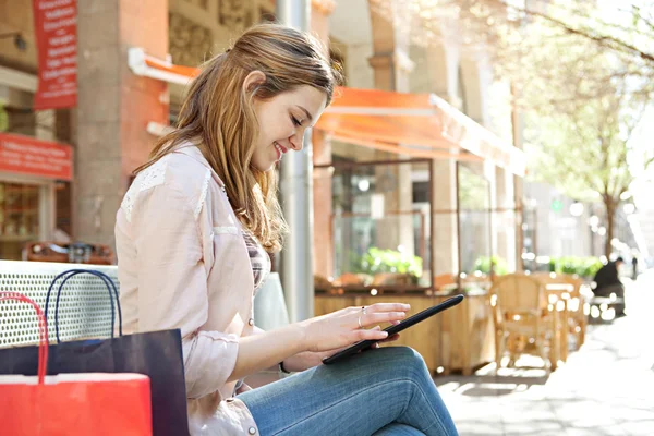 Vrouw die tablet gebruikt — Stockfoto