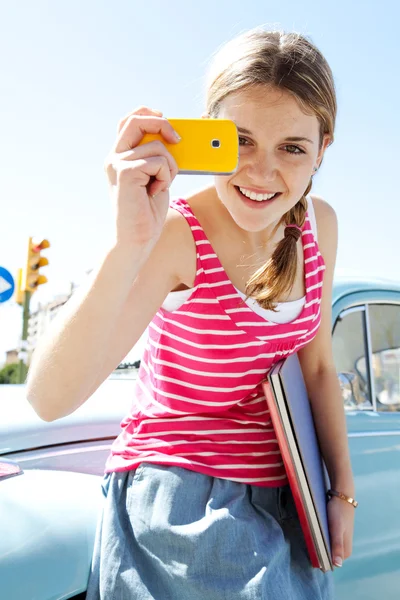 Meisje met haar smartphone — Stockfoto