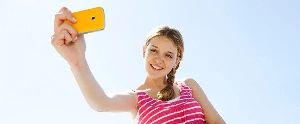 Девушка со своим смартфоном — стоковое фото