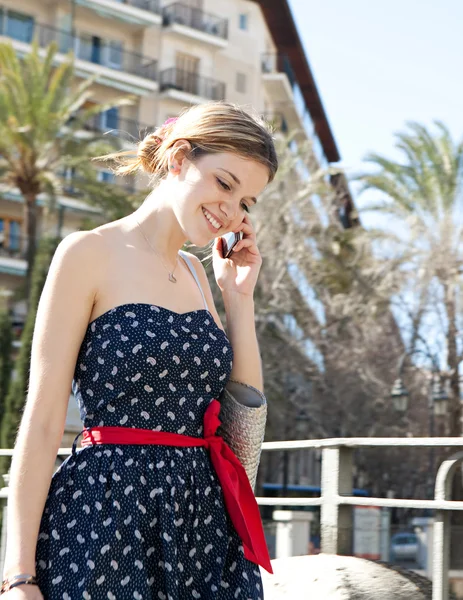 Woman using  smartphone — Stock Photo, Image