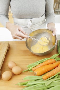 yumurta yenerek kadının elleri