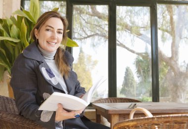 açık bir kitap tutan kadın.