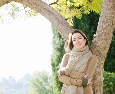 ağaç gövdesi eğilerek kadın