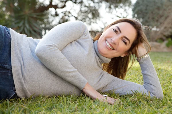 Frau entspannt sich auf Gras — Stockfoto