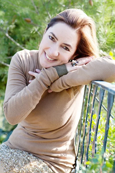 Donna in un giardino di casa — Foto Stock