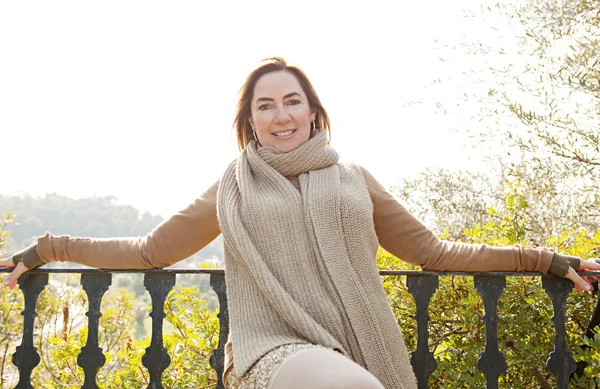 Vrouw in een huis Tuin — Stockfoto