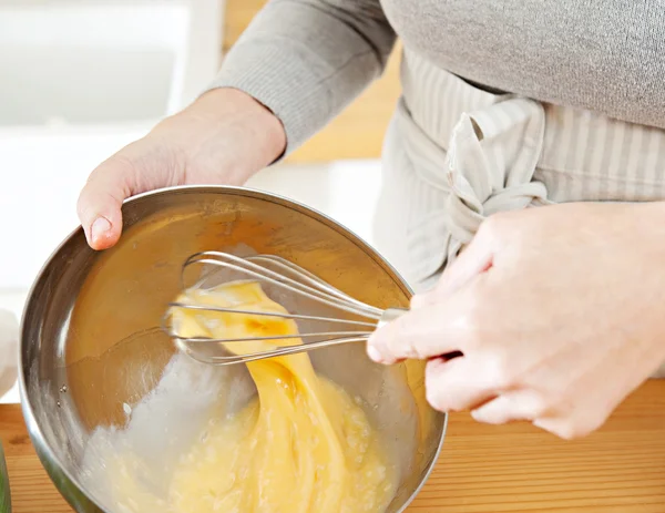 Mujer batiendo huevos — Foto de Stock