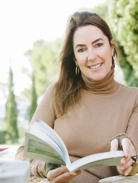 Kvinna läser en bok — Stockfoto