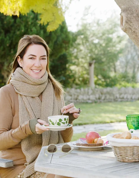 Kvinna hälsosam frukost — Stockfoto