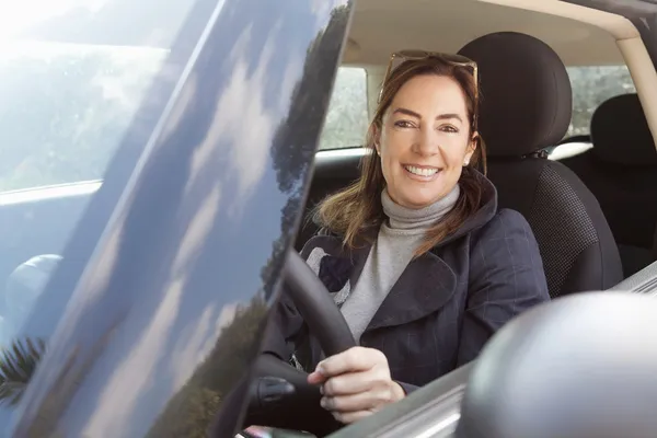 Frau sitzt im Auto — Stockfoto