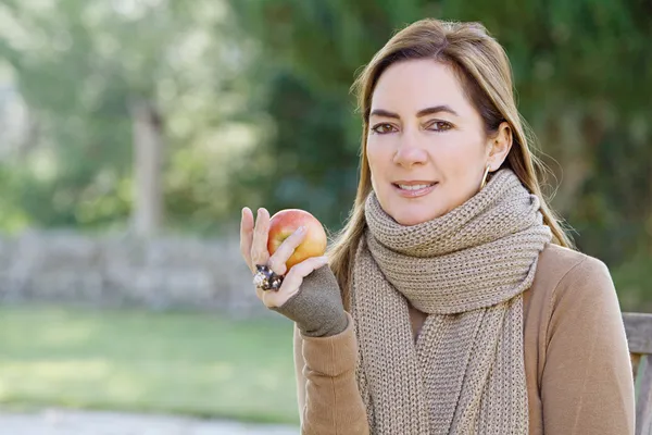 Donna con mela rossa in mano — Foto Stock