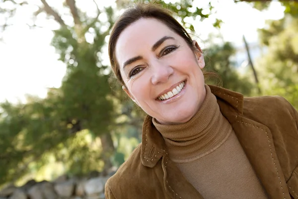 Volwassen vrouw genieten van herfst — Stockfoto