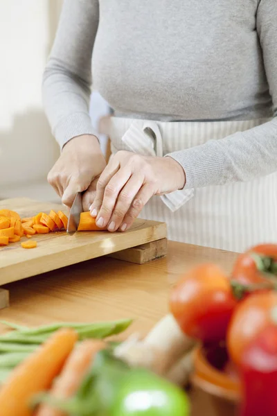 Donna affettare le carote — Foto Stock