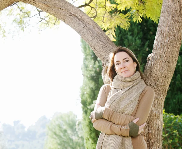 Femme penchée sur le tronc d'arbre — Photo