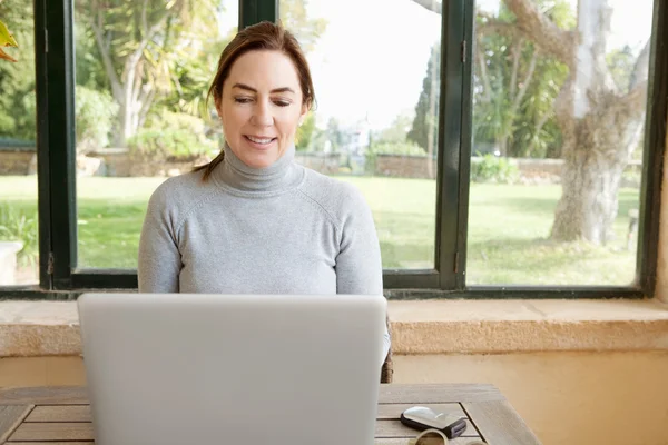 Woman working on  laptop — Stock Photo, Image