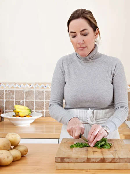 Femme cuisine légumes — Photo