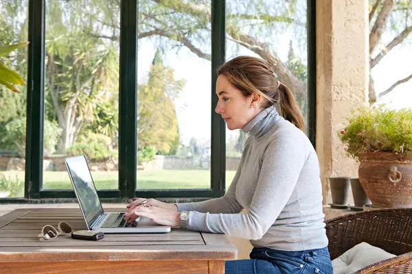 Woman typing on  laptop — Stock Photo, Image