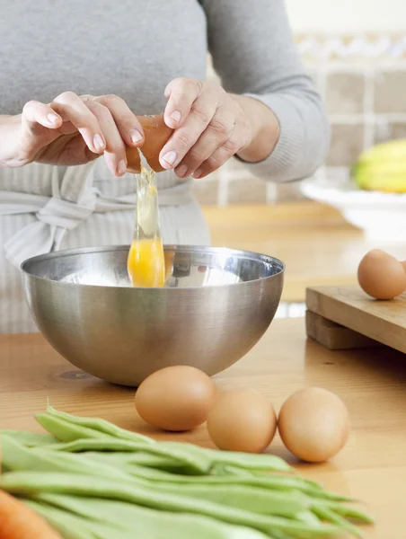 Frau reicht knackiges Ei — Stockfoto