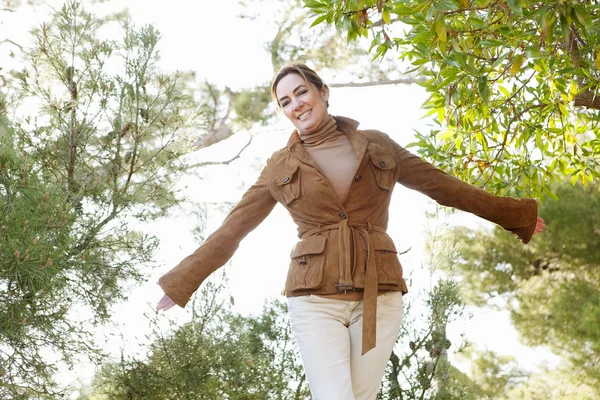 Mujer visitando bosque —  Fotos de Stock