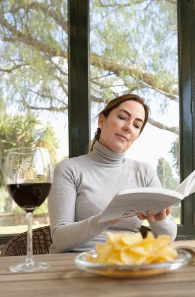 Kvinna läsning bok. — Stockfoto