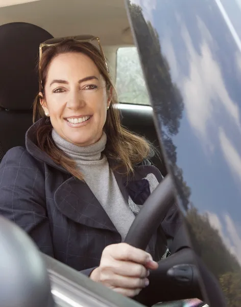 Woman sitting in car — Stock Photo, Image