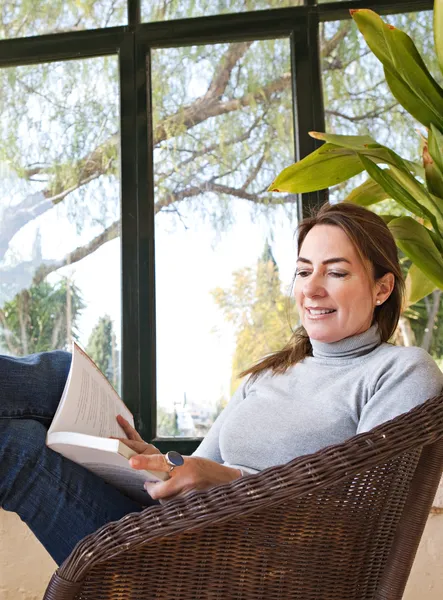 Femme avec un livre — Photo