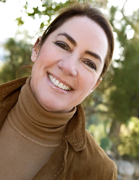 Volwassen vrouw genieten van herfst — Stockfoto