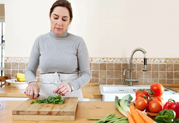 Donna che cucina verdure — Foto Stock