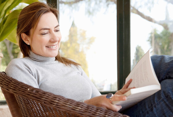 женщина читает книгу.